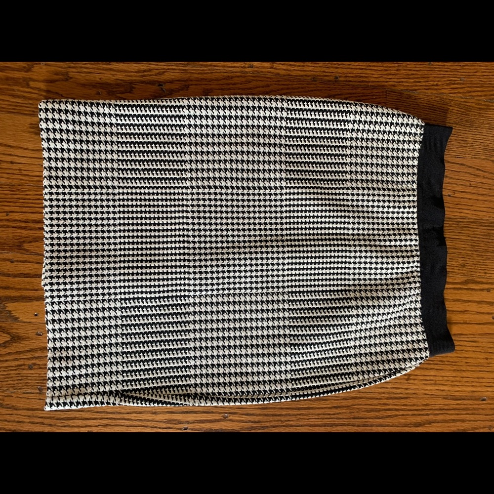 Ann Taylor skirt . Knee length straight . Herringbone type design